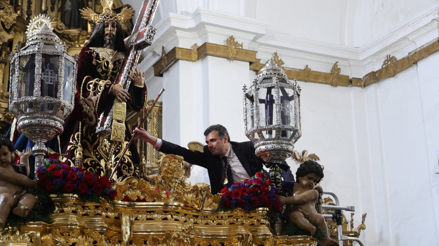 Bruno García pone el bastón de mando al Nazareno