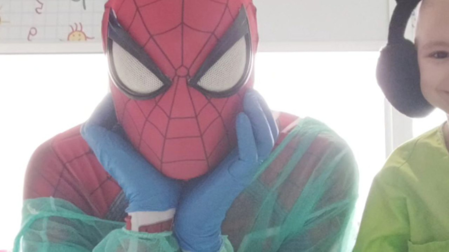 El doctor Treviño o ¿es Super-Man? Foto su IG @spiderpediatra