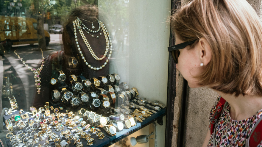 Una mujer frente a una joyería
