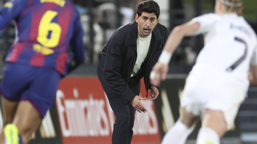 Pau Quesada, entrenador del Real Madrid femenino, dándo órdenes en un partido contra el Barcelona