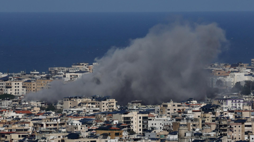 Columnas de humo se elevan tras los ataques aéreos israelíes en Dahieh, en los suburbios del sur de Beirut, Líbano