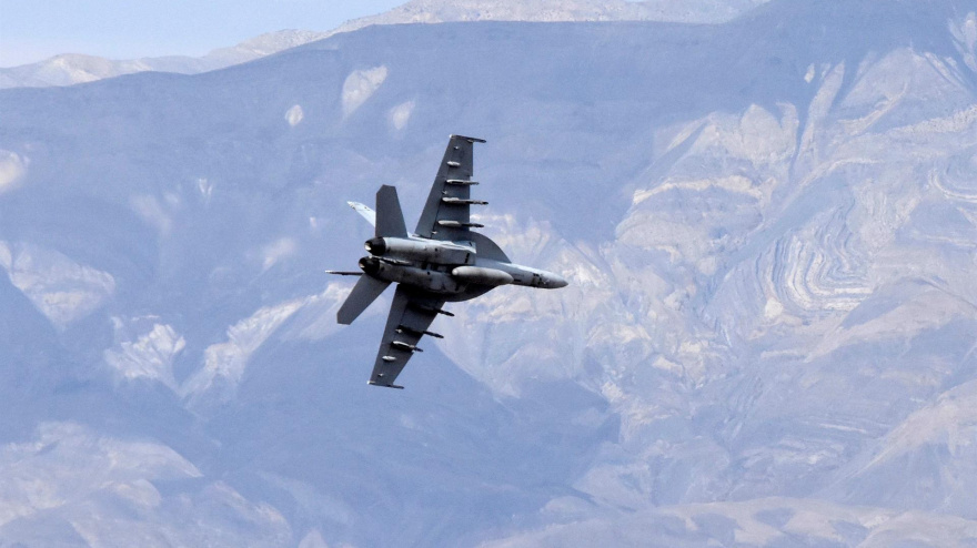 avión militar durante un entrenamiento entre las montañas del cañón "Star Wars"