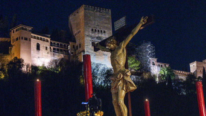 Fotografía del Santísimo Cristo del Consuelo durante la procesión de la Hermandad de los Gitanos en su camino a la Abadía del Sacromonte este miércoles, en Granada (España).