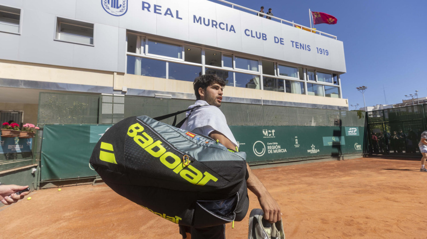 Carlos Alcaraz prepara la temporada sobre tierra batida en Murcia