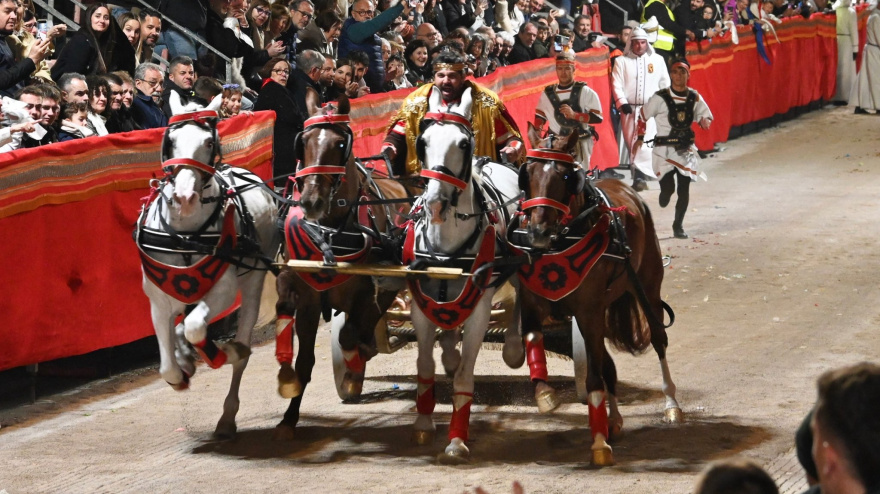 Lçopez Miras como el emperador Teodosio conduciendo una cuadriga en el Viernes Santo de Lorca