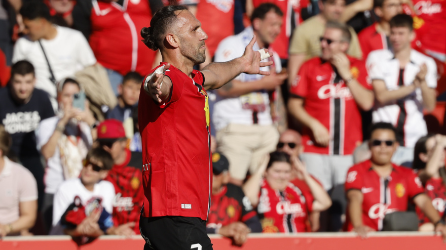 El delantero kosovar del Mallorca Vedat Muriqi celebra tras anotar el segundo gol de su equipo durante el partido de la jornada 30 de LaLiga EA Sports, que disputan el RCD Mallorca y el Real Madrid este sábado, en Son Moix, Palma de Mallorca.