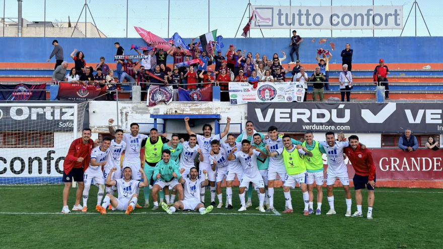 El plantel del Extremadura celebra el triunfo con sus aficionados