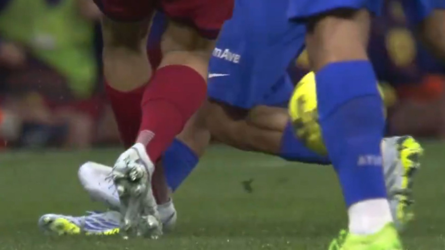 Momento exacto en el que Gerard Martín pisa a Almada en el Atlético - Barcelona