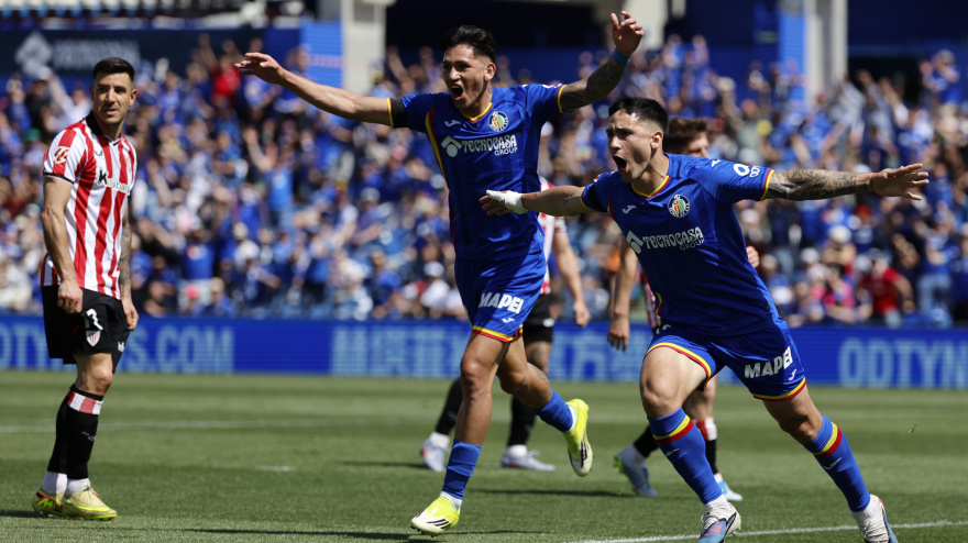 Martín Satriano celebra el 1-0 marcado por su compañero Luis Vázquez.