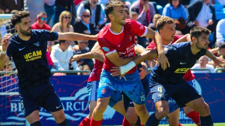 UCAM Murcia CF se deja el liderato ante la Deportiva Minera