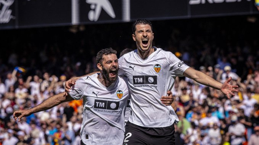 Los jugadores del Valencia celebran el gol de Guido Rodríguez ante el Celta