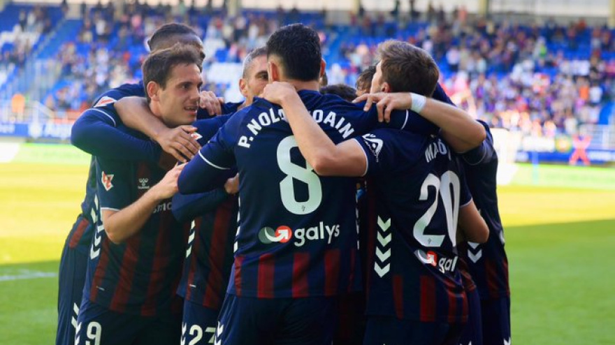 Los jugadores del Eibar celebran uno de los goles ante el Ceuta