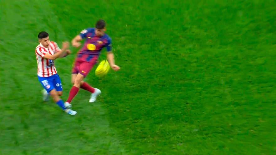 Momento de la polémica entre Almada y Gerard Martín, durante el Atlético-Barça