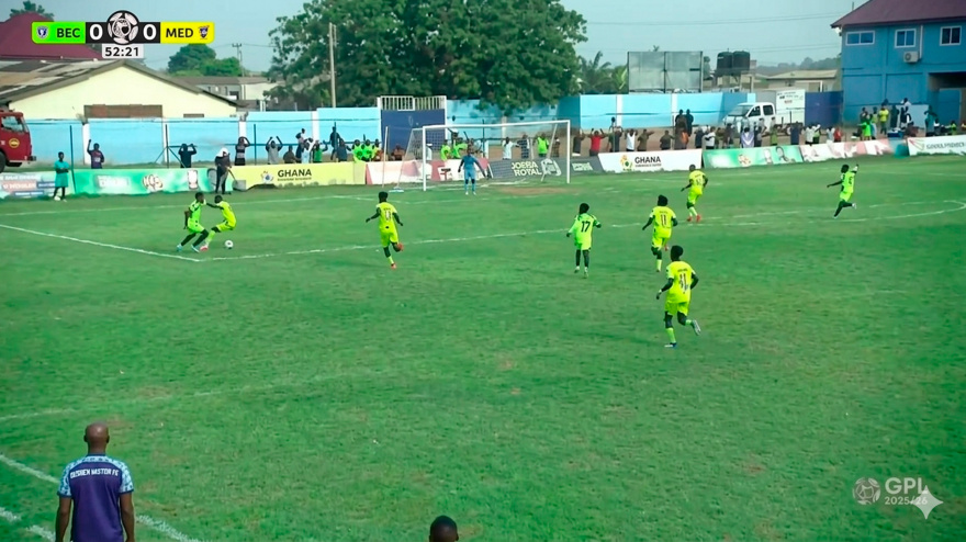 Imagen de televisión del partido de la Premier League ghanesa entre el Bechem United y el Medeama Sporting