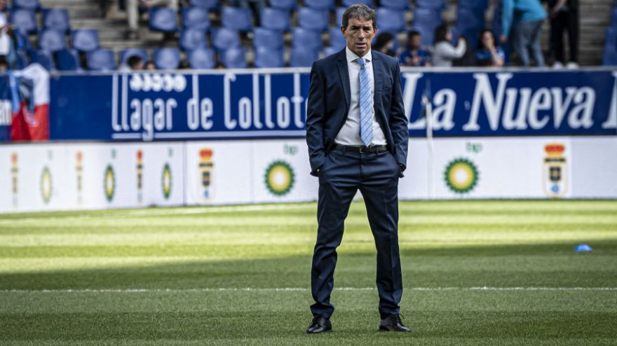 Guillermo Almada, entrenador del Real Oviedo, sobre el césped del Tartiere