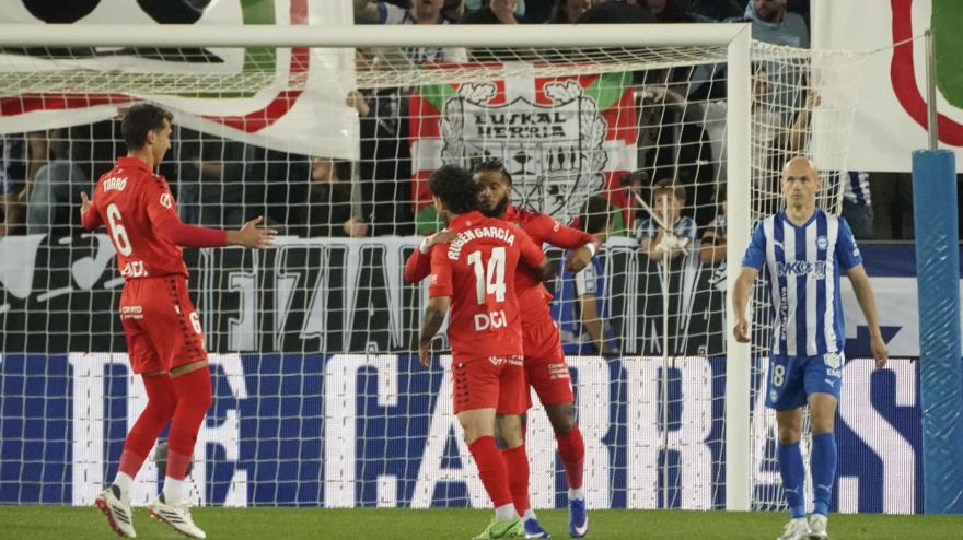 Los jugadores de Osasuna celebran el primer gol del equipo navarro durante el encuentro correspondiente a la jornada 30 de la Liga EA Sports que disputan este domingo Alavés y Osasuna en el estadio de Mendizorroza, en Vitoria.