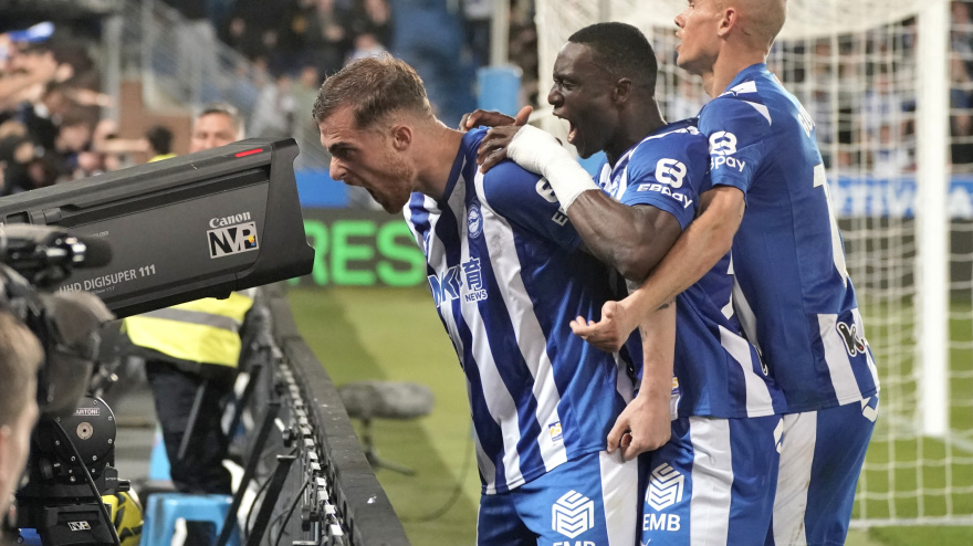 El delantero del Alavés Toni Martínez (i) celebra tras marcar el 1-1 durante el encuentro correspondiente a la jornada 30 de la Liga EA Sports que disputan este domingo Alavés y Osasuna en el estadio de Mendizorroza, en Vitoria.