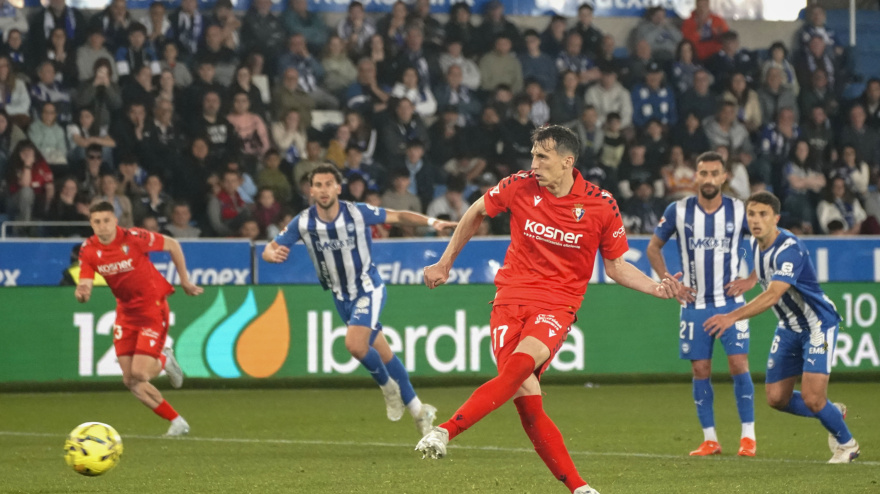 El delantero croata de Osasuna, Ante Budimir, lanza desde el punto de penalti para conseguir el segundo gol del equipo navarro durante el encuentro correspondiente a la jornada 30 de la Liga EA Sports que disputan este domingo Alavés y Osasuna en el estad