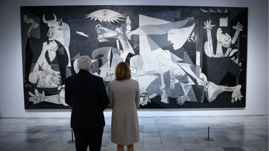 El presidente alemán Frank-Walter Steinmeier mira el Guernica en el Museo Reina Sofía