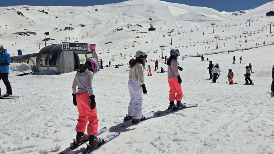 Esquiadores en Sierra Nevada durante la Semana Santa de 2026