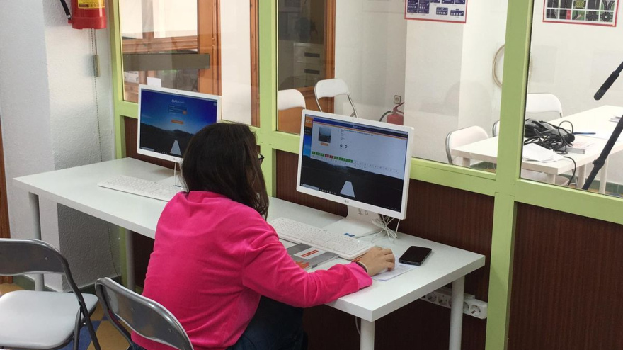 Una joven haciendo test