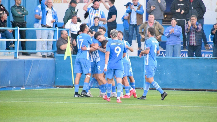 Los jugadores del Águilas FC celebran uno de los tres goles de la victoria ante el Xerez CD