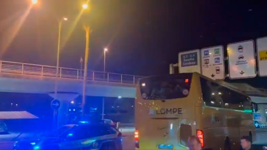 Momentos de tensión a la llegada del Sevilla a la capital hispalense tras la derrota en Oviedo