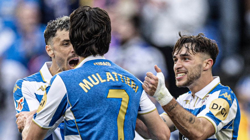 Ximo Navarro, Mulattieri y Alti celebran el gol del italiano