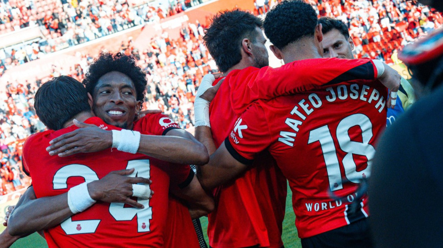 Los jugadores celebran la victoria ante el Real Madrid