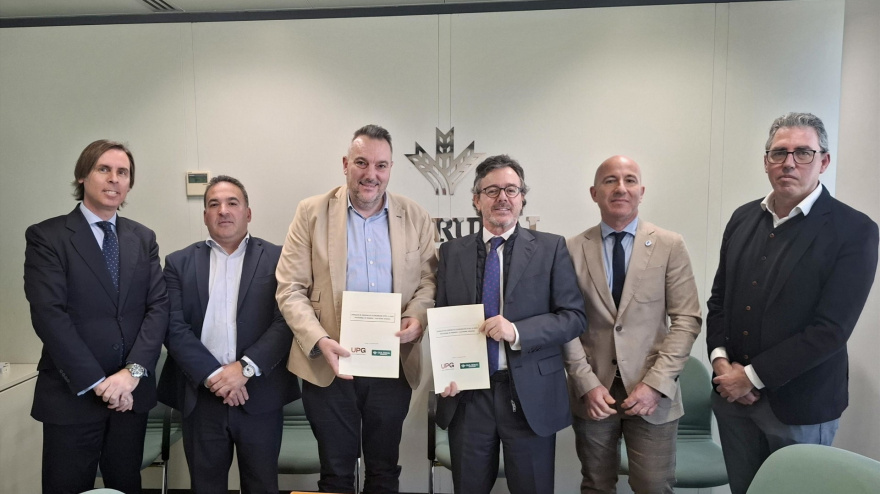 Caja Rural Granada refuerza su compromiso con la Unión Profesiona