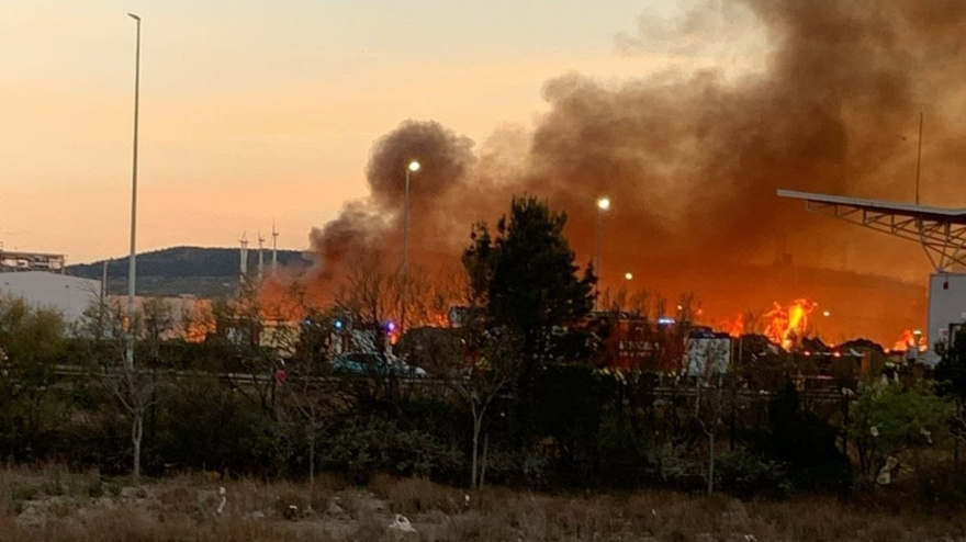 Imagen del incendio que se produjo anoche en el PTR de Zaragoza.