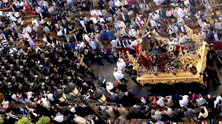 Paso de las hermandades del Miércoles Santo por Sevilla