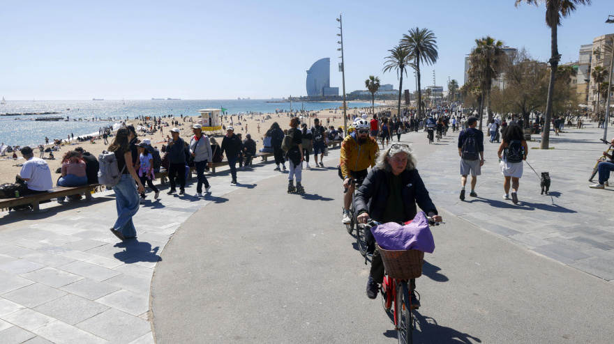 Tiempo soleado en la playa de la Barceloneta, Barcelona