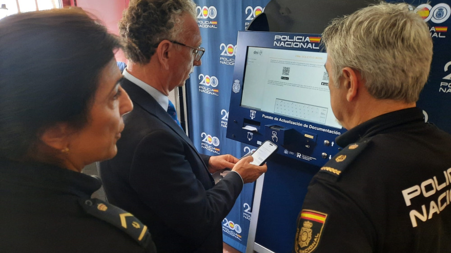Presentación de la aplicación 'MIDNI' de la Policía Nacional, en la Jefatura Superior de Policía de Extremadura en Badajoz