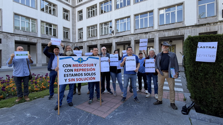 Varios ganaderos se plantan frente a Delegación del Gobierno, en Oviedo