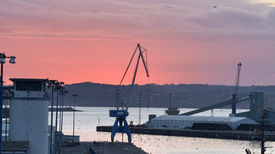 Amanecer y grúa en el Puerto de A Coruña