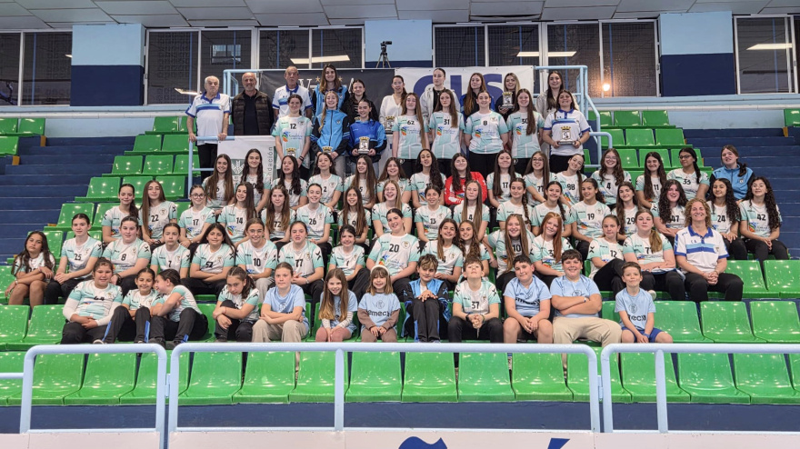 Foto de familia del Club Balonmano Almuñécar junto a patrocinadores y autoridades