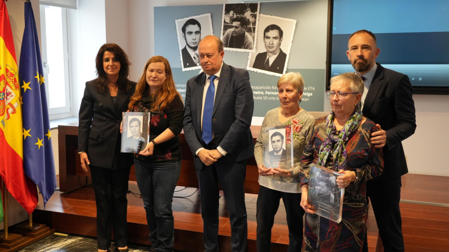 El delegado de Gobierno, Denis Itxaso (d); el viceconsejero de Memoria, José Antonio Rodríguez (c); y Miren Aintzane Ezenarro Egurbide ; Directora del Instituto de la Memoria, la Convivencia y los Derechos Humanos (i) posan con familiares que han recibido un recuerdo durante el acto en recuerdo de José Humberto Fouz Escobero, Jorge Juan García Carneiro y Fernando Quiroga Veiga en el 50 aniversario de su "desaparición forzada a manos de ETA"