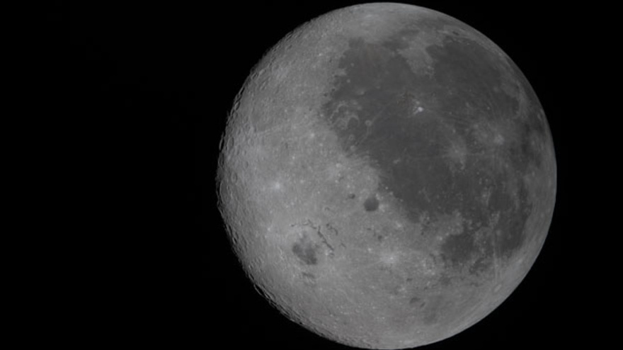 Fotografía tomada de la cuenta oficial en X de la NASA @NASA donde se observa la cara visible de la luna al costado derecho y la cara oculta del lado izquierdo