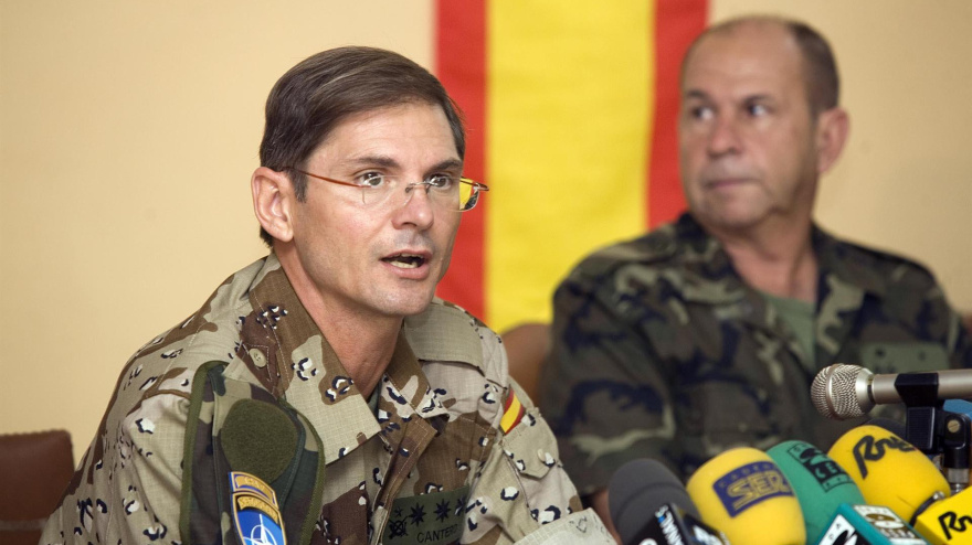 El responsable de la unidad en Afganistán, el coronel Honorio Cantero López de Davdillo (i), y el jefe de tropas del Mando de Canarias, el general de división Juan Miguel Mateo