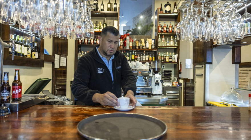 Un camarero sirve un café en un bar de Toledo