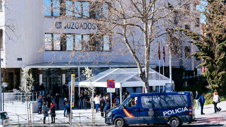 Furgoneta policial estacionada junto al Palacio de Justicia de Plaza de Castilla - Edificio de juzgados en la Plaza de Castilla. Madrid, Comunidad de Madrid. España.