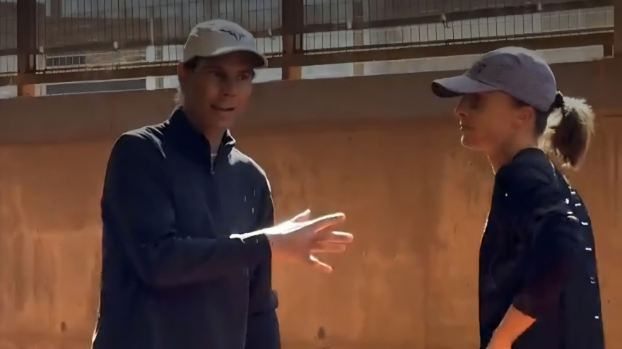 Rafa Nadal haciendo indicaciones a Iga Swiatek
