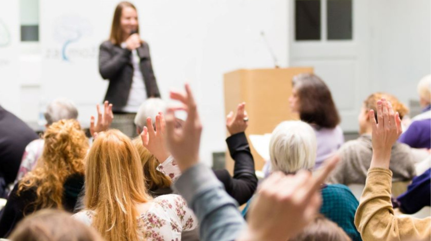 La iniciativa se presenta como un espacio de diálogo cercano con la ciudadanía, especialmente dirigido al alumnado sénior