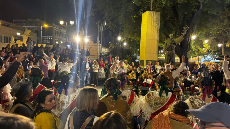 Bailes típicos en la noche del bando de la huerta