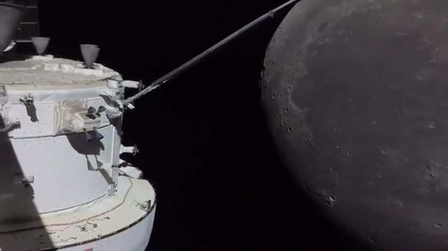 La Luna y la nave Artemis II