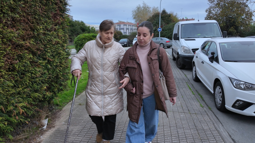 Una voluntaria de Cáritas acompaña a una persona mayor gracias al programa AcompáñoTE
