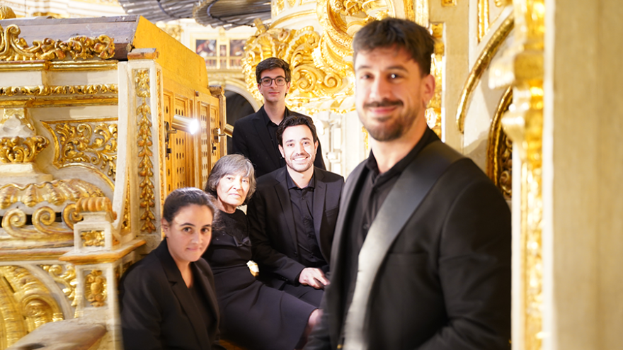 Conchita Fernández y su equipo en el órgano de la Catedral de Granada