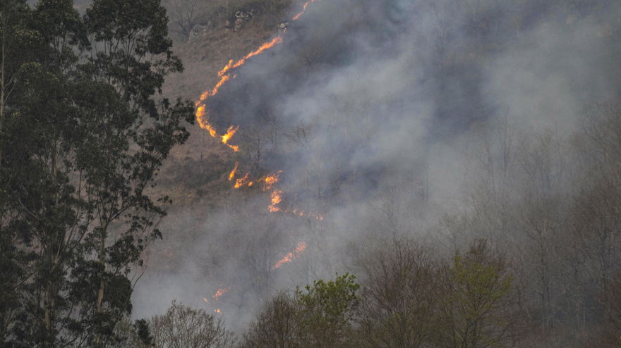 BARCENILLAS (CANTABRIA), 07/04/2026.-Vista de un incendio forestal, este martes, en los montes próximos a la localidad cántabra de Barcenillas. El Gobierno de Cantabria ha activado a las 9.00 horas de este martes la fase de preemergencia del plan especial de Protección Civil por incendios forestales, al estar activos 26, sobre todo en la zona del Saja-Nansa, y existir un "riesgo extremo" ante ese tipo de siniestros.- EFE/Pedro Puente Hoyos