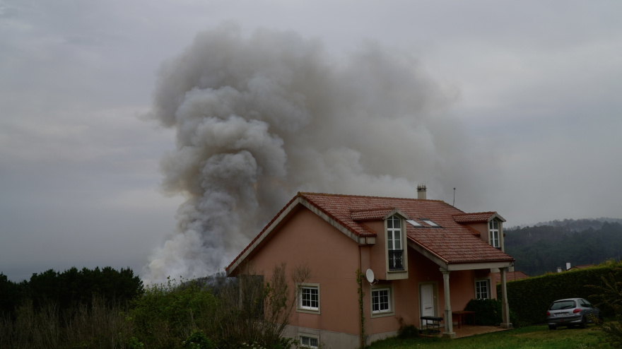 Vista del incendio forestal en las parroquias de Noicela y Caión, a 6 de abril de 2026, en A Coruña, Galicia (España).